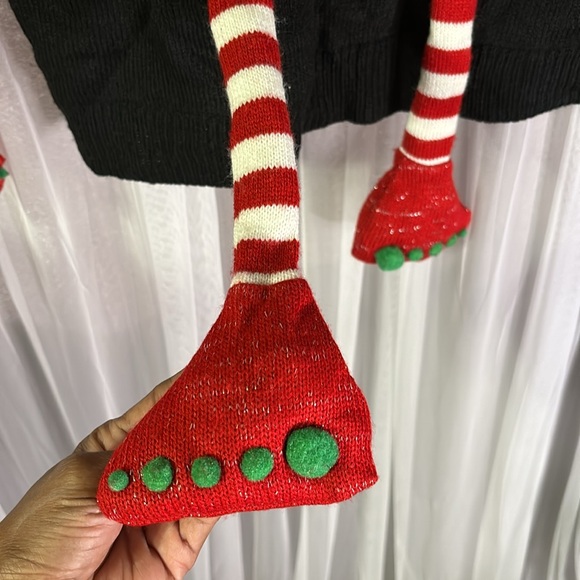 Very detailed Christmas sweater! - Picture 8 of 8